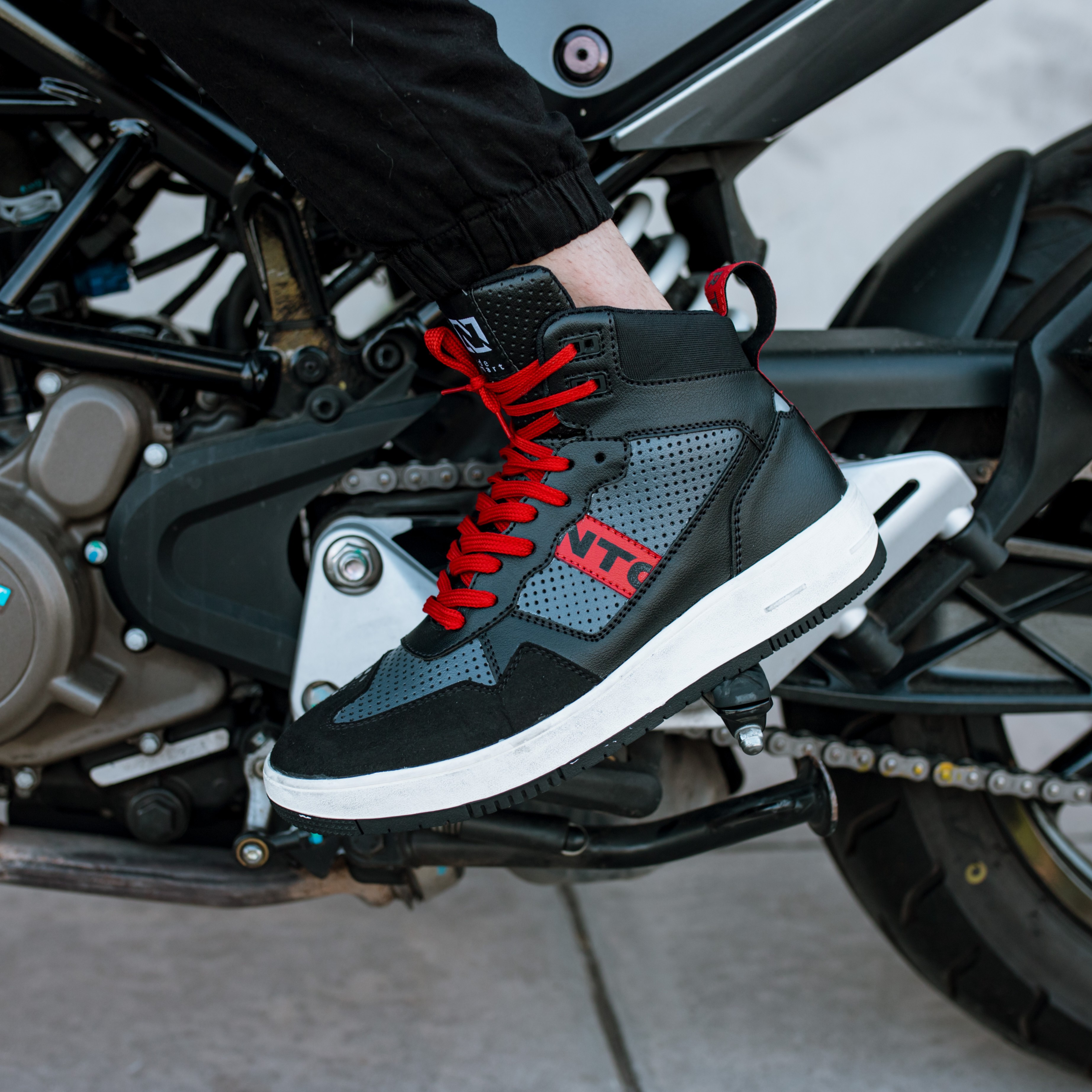 Sneaker NTO Commuter Hombre Negro / Rojo